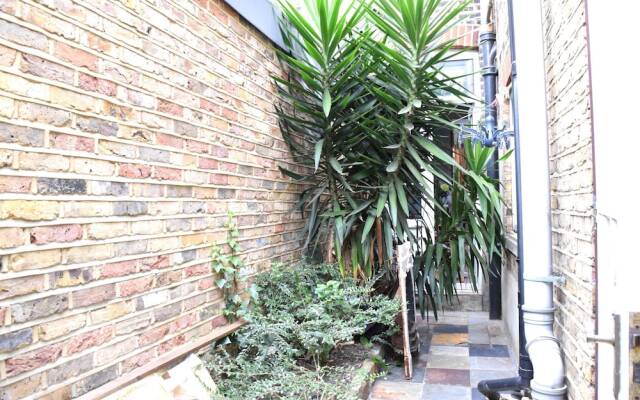 Delightful 1 Bedroom Garden Flat, Near To River