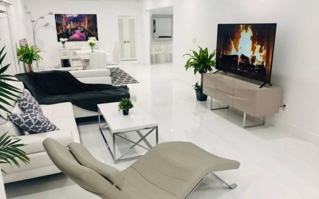 Sleek Miami Shores Residence With Hot Tub