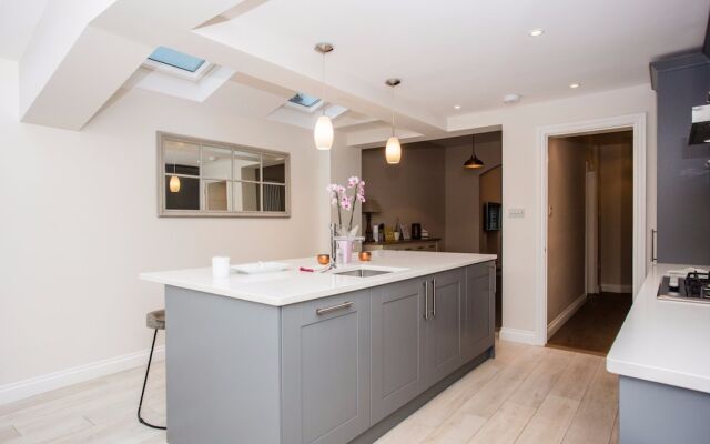 3 Bedroom Home With Skylight and Garden