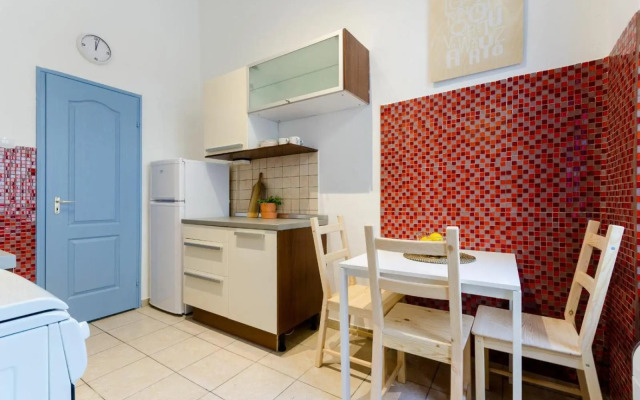 Quiet Cozy Apartment in Party Street e1