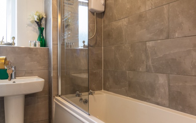PickThePlace 3-bedroom Plymouth apartment