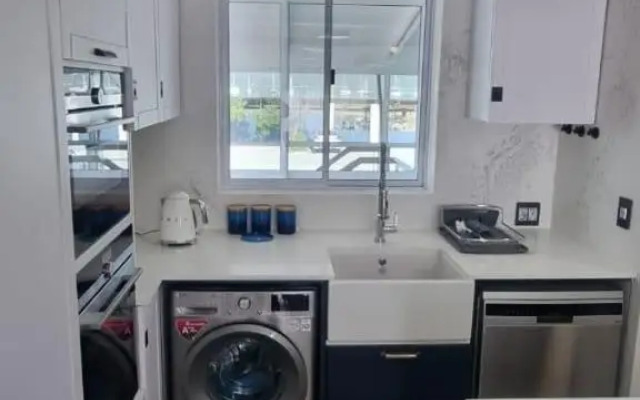 Waterfront New Listng - 8 South Quay -