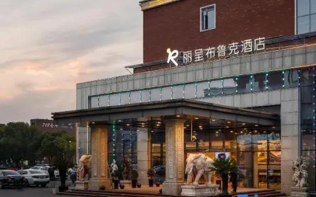 Rezen Brook Hotel (Shanghai Caolu Minlei Road Subway Station)