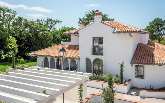 Beautiful villa with terrace in the surfing town of Biarritz