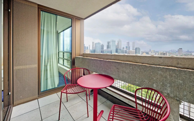 Striking One-bedroom Apartment Vibrant Poplar