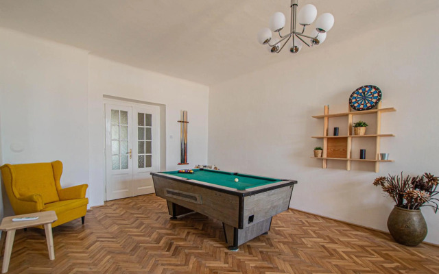Super Central Billiard and Darts Big Apartment