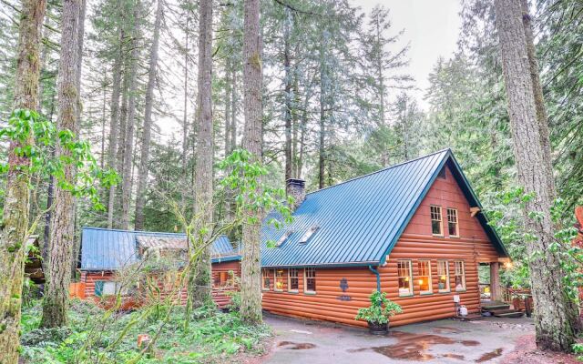 Forested 'minikahda Lodge' w/ Hot Tub Near Mt Hood