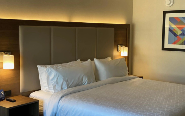 Holiday Inn Express & Suites Chatsworth by IHG