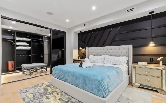 Luxury Clarendon 4-BR Homestay - McVeigh