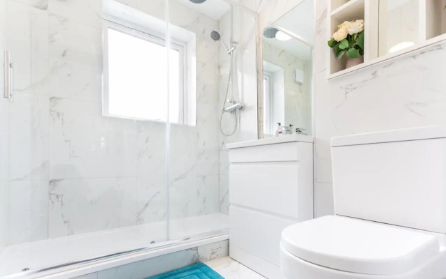 Modern apartment close to central London (zone 2)