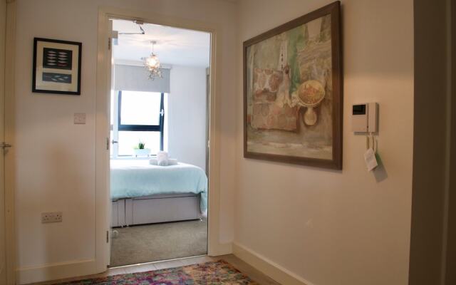 Central 2 Bedroom Apartment With Free Parking