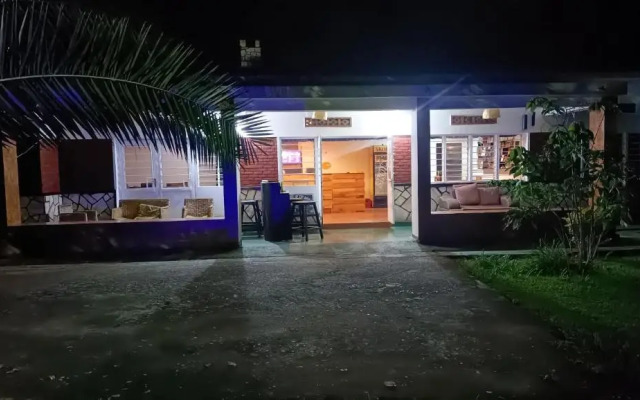 Colibri Taverne & Guest House