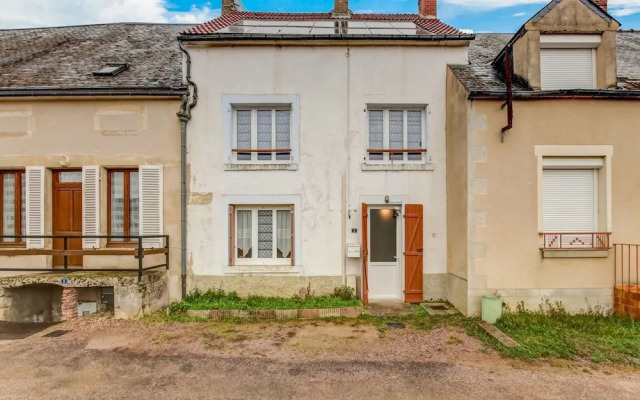 Traditional Holiday Home in Brinon sur Beuvron