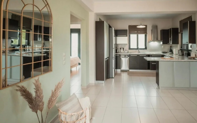 Helen Sweet Home in Kounoupidiana