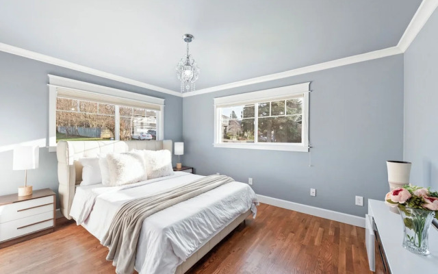 Renton Lakeside Oasis, Lakeview, 4B 2.5B, Spacious