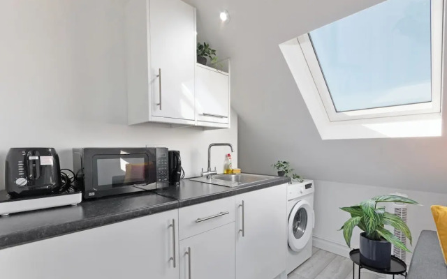 Harrow Haven Retreat - Modern City Apartment