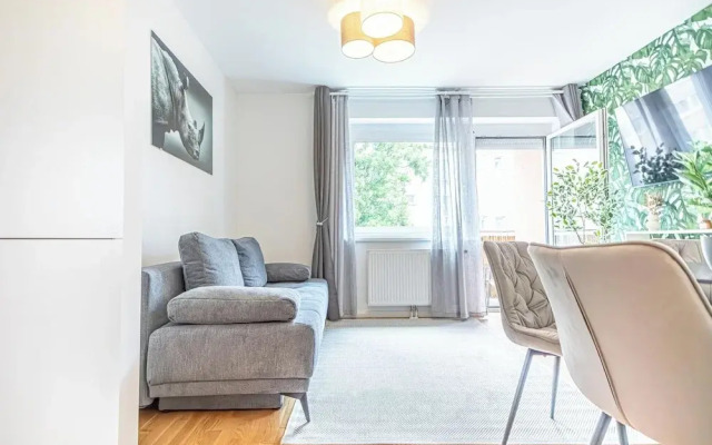 Comfortable 1BR 1LR City Center Apt