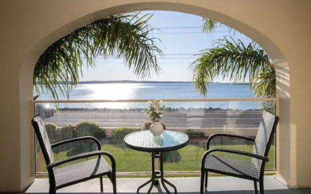 Seafront Getaway Studio, Great Location With Pool