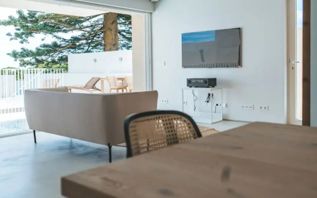 Silveira Bay Lounge Retreat
