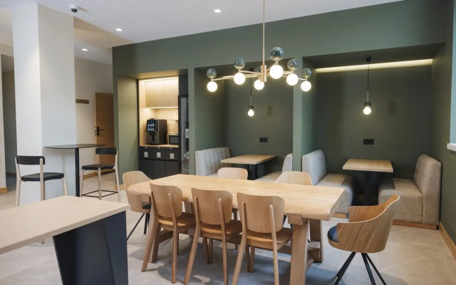 Hotel Mondragon
