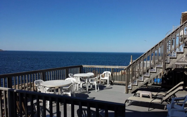 Bearskin Neck Motor Lodge