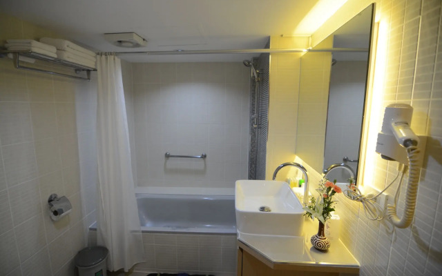 Charoen Hotel