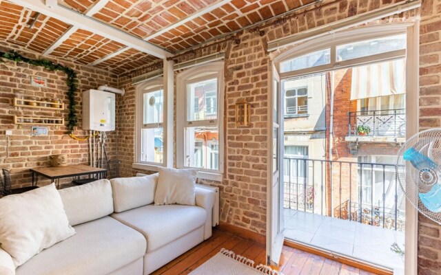 Nostalgic Flat Near Galata Tower in Beyoglu