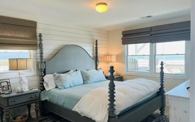 Salty Paradise 4 Bedroom Home by RedAwning