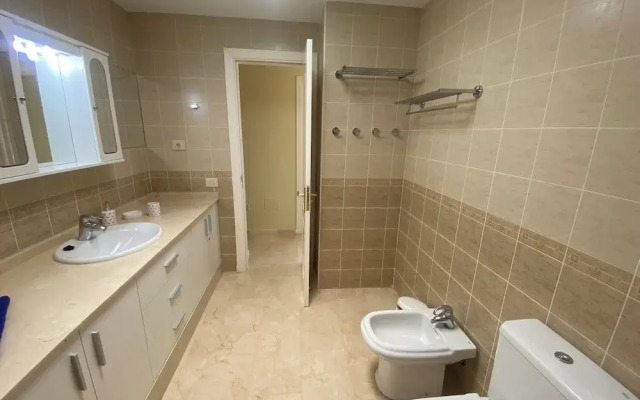 Spacious Apartment With Jacuzzi and Pool Access