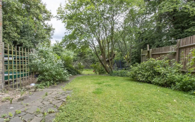 Stunning 4-bed Property in London-parking & Garden