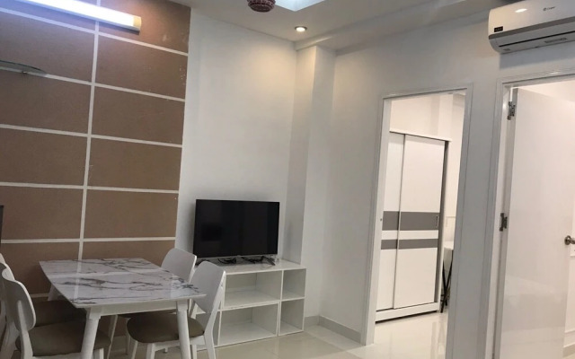 Smiley Apartment 8