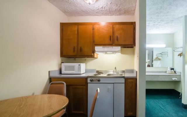 Econo Lodge Colonial