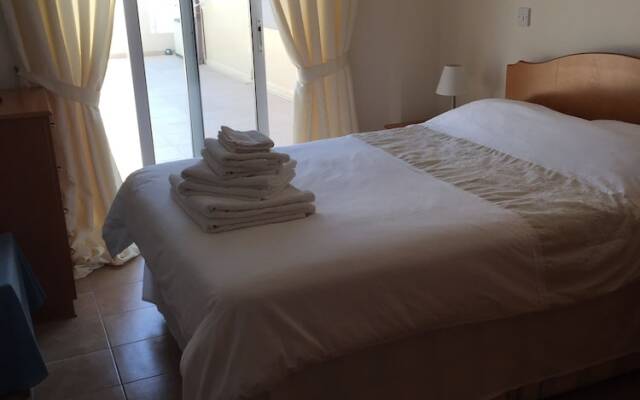 2 Bed Flat - Sleeps 4 - Pool - Parking - Wifi