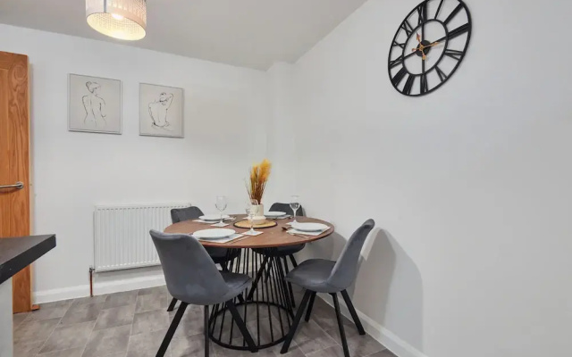 4 Bedroom, Free Parking, Contractors & Families