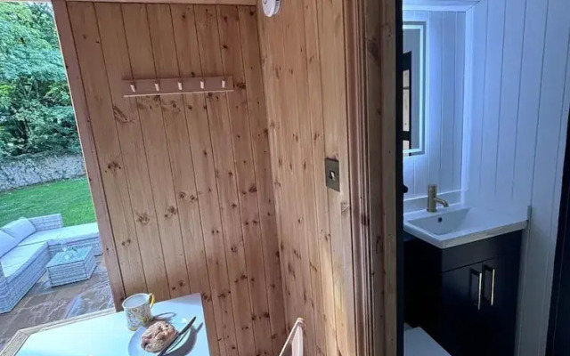 Shepherds Hut With Hot Tub