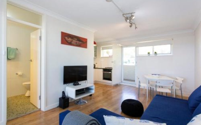 Studio 204 with harbour, ocean and sunset views from the balcony – Guest Rooms – Perth