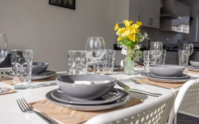 Modern 3 Bed House-free Parking