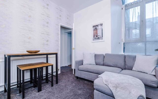 Comfy Four Bedroom House with parking