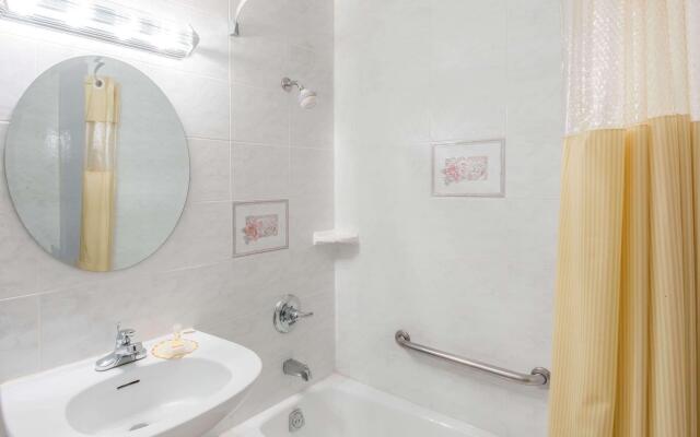 Days Inn by Wyndham Hicksville Long Island