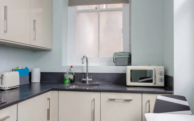Chic, Newly Renovated Studio Apartment in Angel