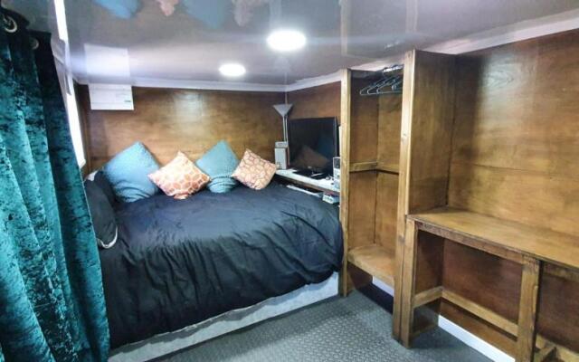 Adorable private suite with hassle-free street parking