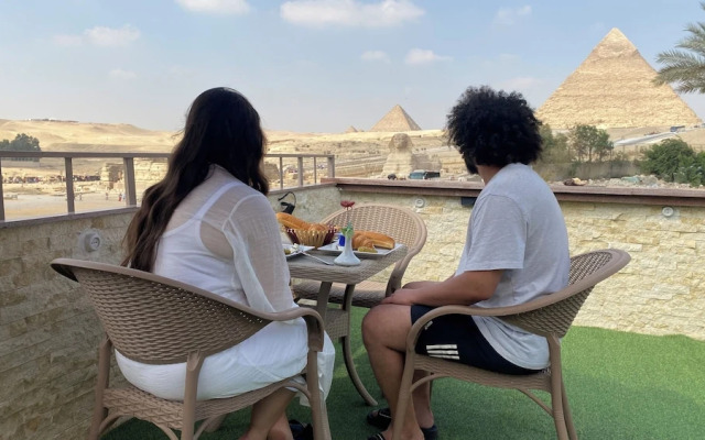 Seven Pyramids Inn