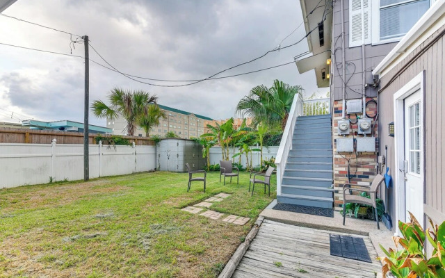 Walk to Beach: Cozy Unit in Galveston!