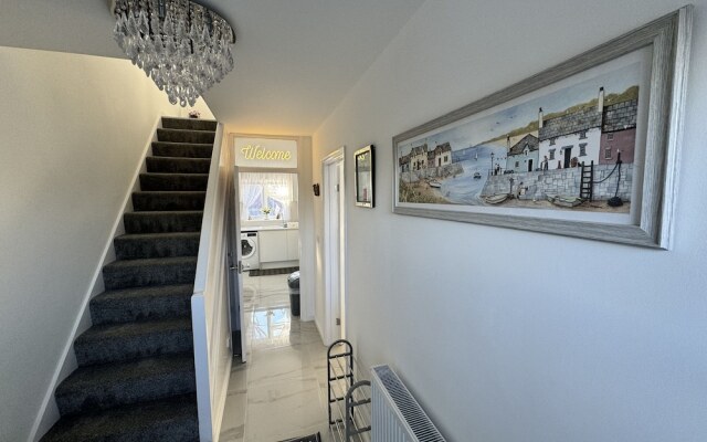Modern 3-bed Hideaway Near Westgate With Parking