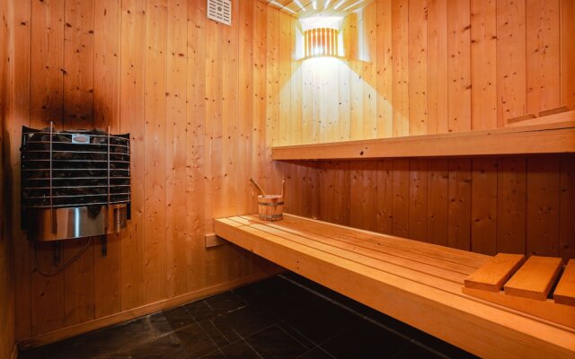Authentic Swiss Spa Chalet Hot Tub & Sauna