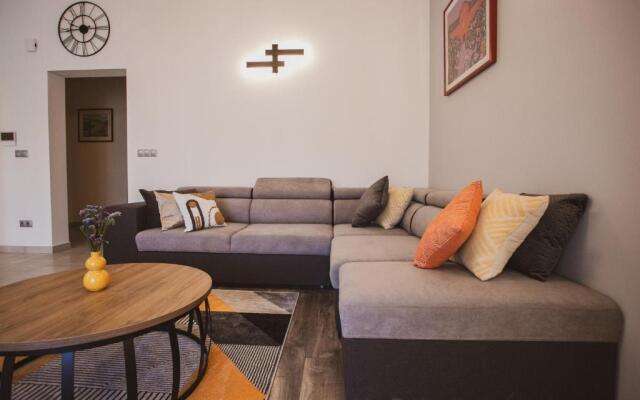 A2 - Luxury apt w Terrace, Gym, Jacuzzi & Sauna