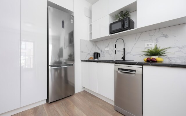 Spacious Apartment for 4 by Renters