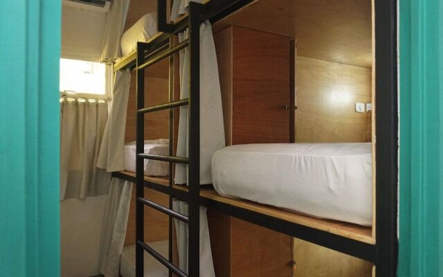 Akih Pods Hostel