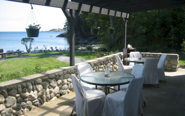 The Lodge at Weir's Beach