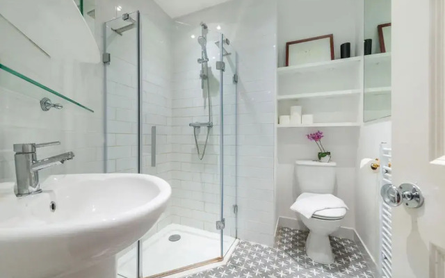 Nelson s Pad - Trafalgar Square - by Frankie Says